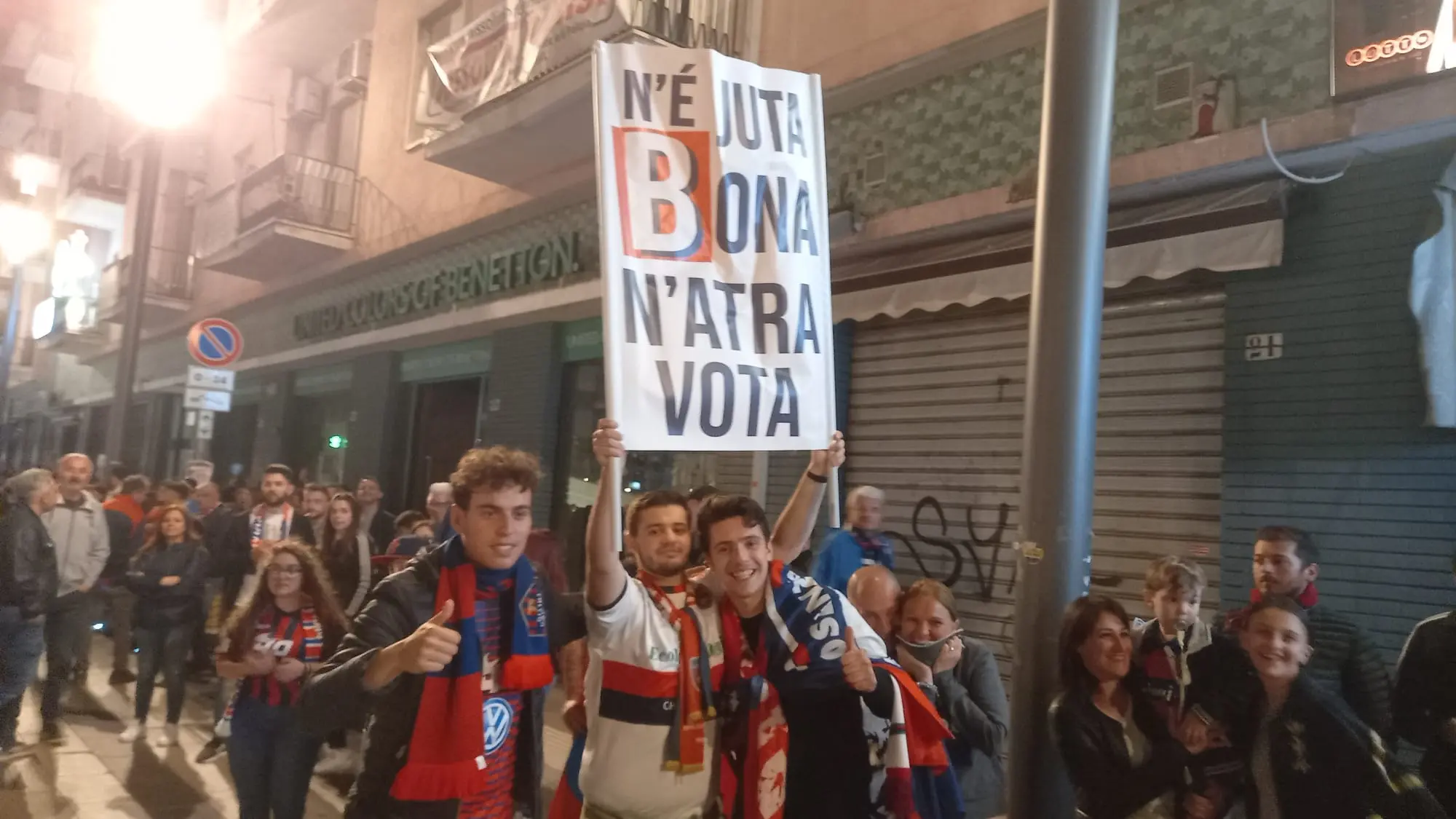 Notte colorata di rossoblù. Le immagini della festa e la voce dei tifosi (VIDEO-INTERVISTE)