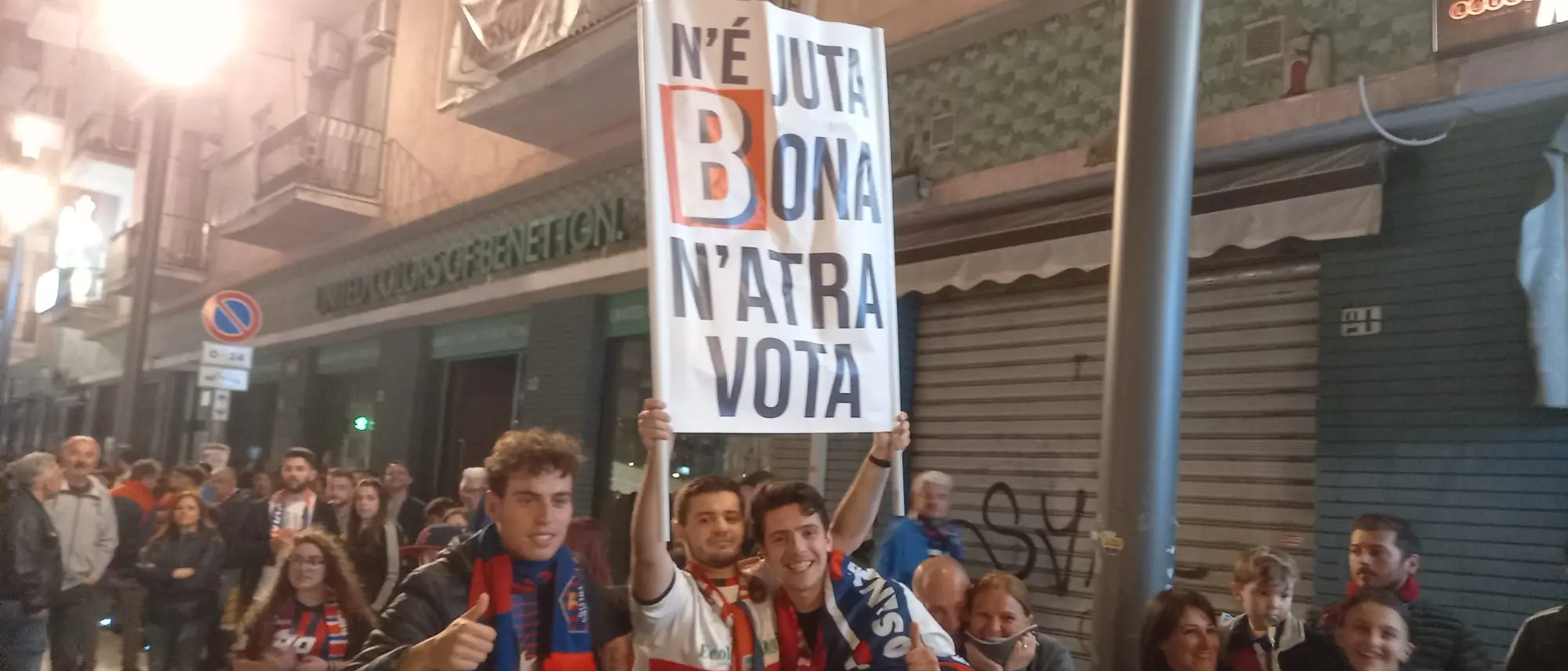 Notte colorata di rossoblù. Le immagini della festa e la voce dei tifosi (VIDEO-INTERVISTE)