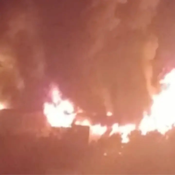 Officina meccanica in fiamme a Corigliano Rossano, indagini a tutto campo