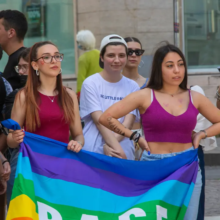 Razzismo, disabilità e salute mentale: la comunità LGBTQIA+ a confronto con gli studenti del \"Lucrezia della Valle\" di Cosenza