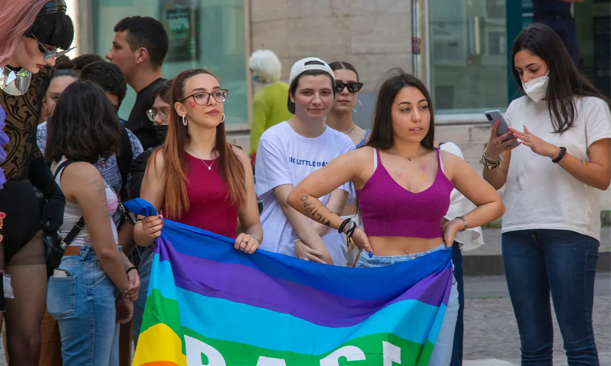 Razzismo, disabilità e salute mentale: la comunità LGBTQIA+ a confronto con gli studenti del \"Lucrezia della Valle\" di Cosenza
