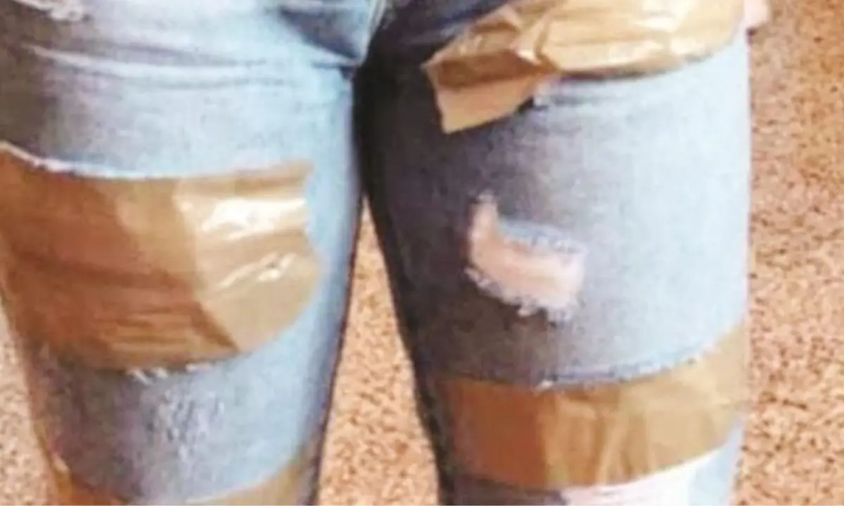 Jeans coperti con lo scotch, la preside del \"Della Valle\": «Io vorrei le divise»