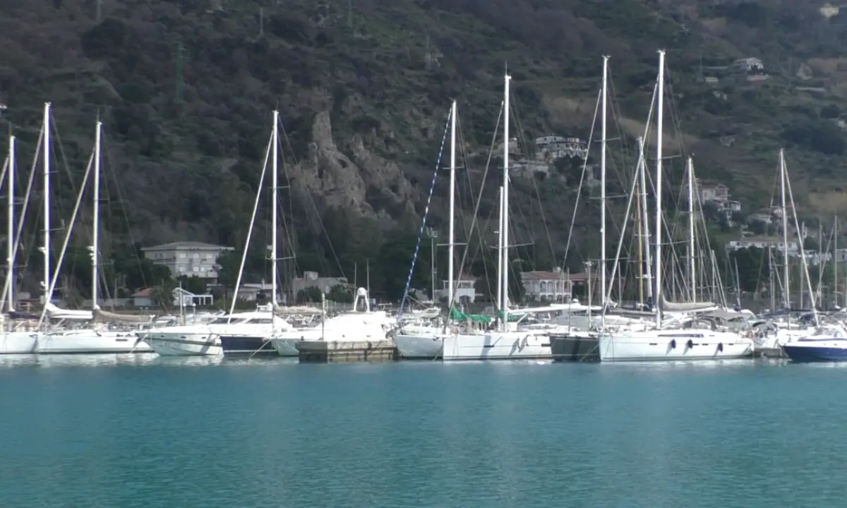 Cetraro, impedita la navigazione in alcuni tratti della darsena turistica. Minoranza all'attacco