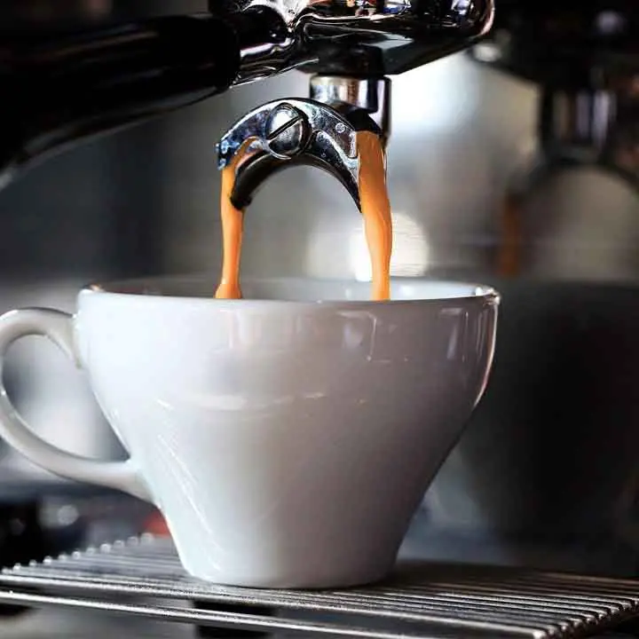 Tazzine bollenti. Il caffè al bar continua a diventare sempre più caro. Ecco dove è più salato...