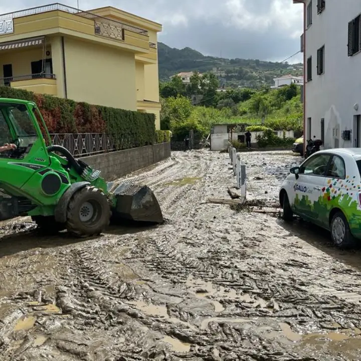 Belvedere Marittimo, smottamenti e fango in strada: ecco i danni causati dal temporale (VIDEO-FOTO)