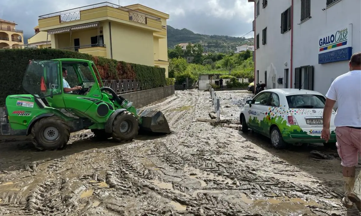 Belvedere Marittimo, smottamenti e fango in strada: ecco i danni causati dal temporale (VIDEO-FOTO)