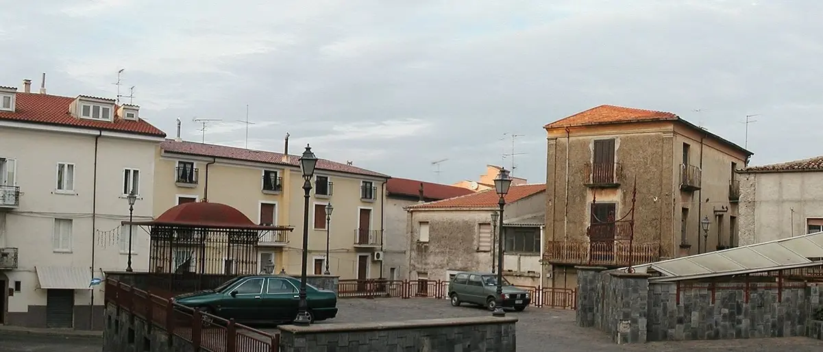 Spezzano Albanese, Fiera d’Ottobre cancellata per il blocco agricolo: Borrelli attacca l’amministrazione\n
