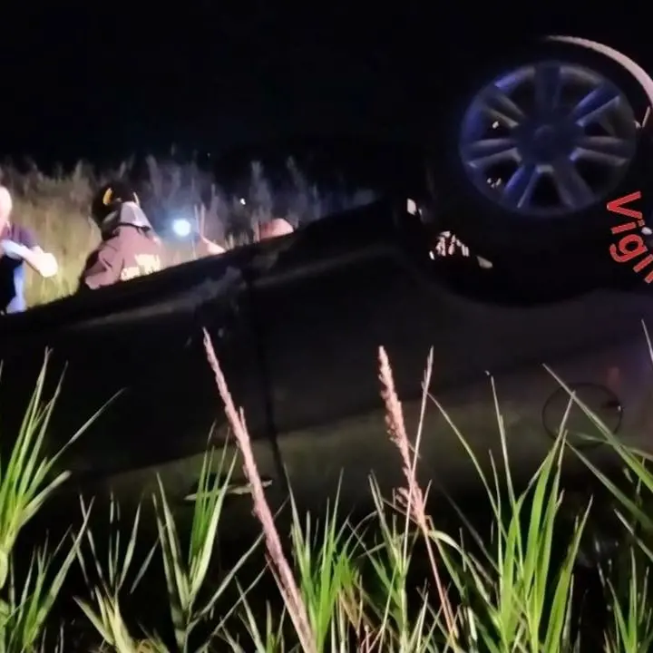 Auto finisce fuori strada e si ribalta: due persone ferite