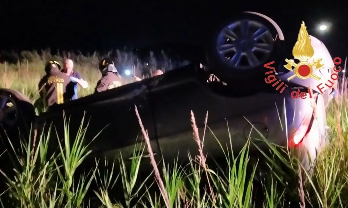 Auto finisce fuori strada e si ribalta: due persone ferite