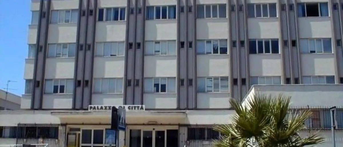 Bomba d'acqua a Scalea: interrotta manifestazione della scuola, nessun danno