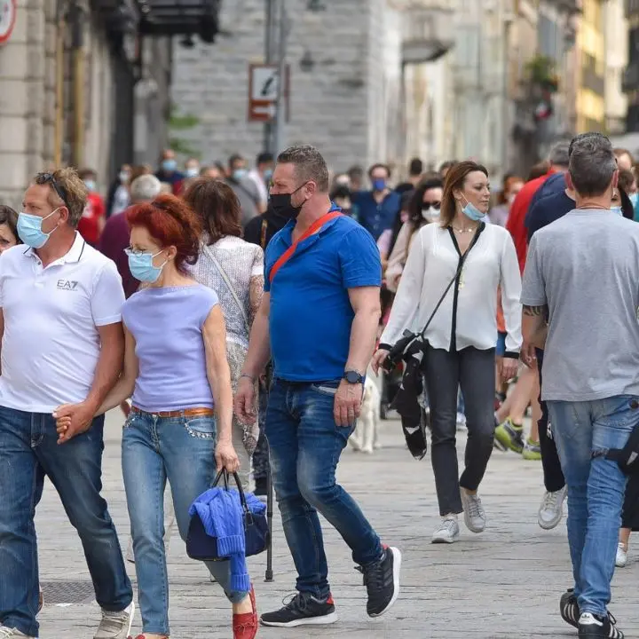 Covid, in Italia torna a salire l'incidenza settimanale dei contagi