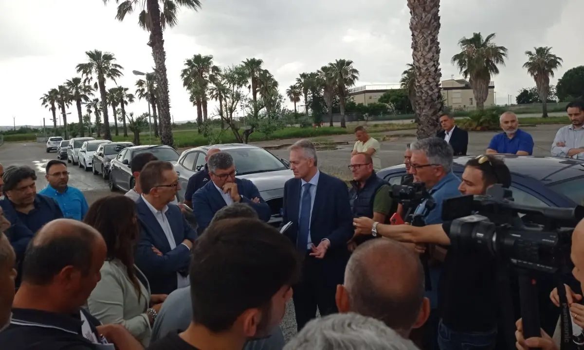 Corigliano-Rossano, sit-in dei pescatori contro il caro gasolio: faccia a faccia con l'assessore Gallo