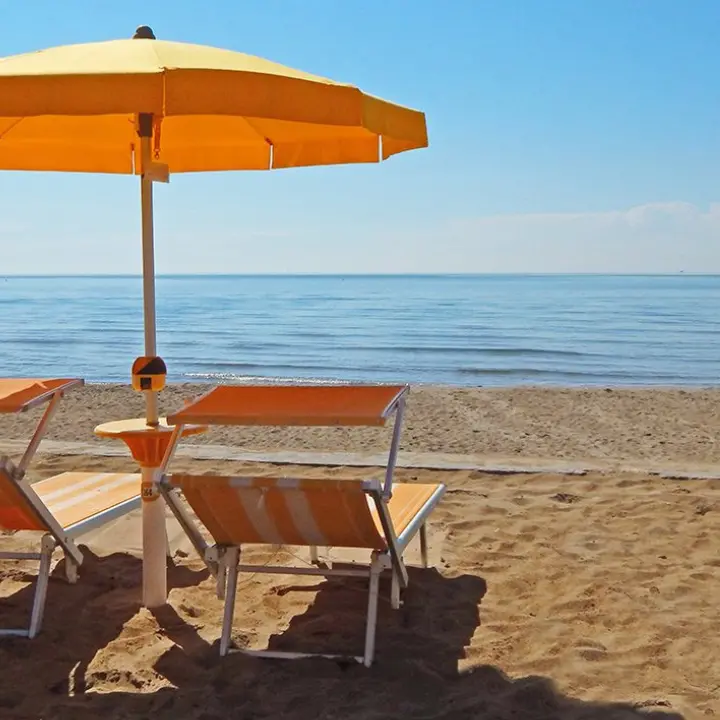 Ecco quanto costerà affittare un ombrellone in provincia di Cosenza: l'elenco delle località turistiche