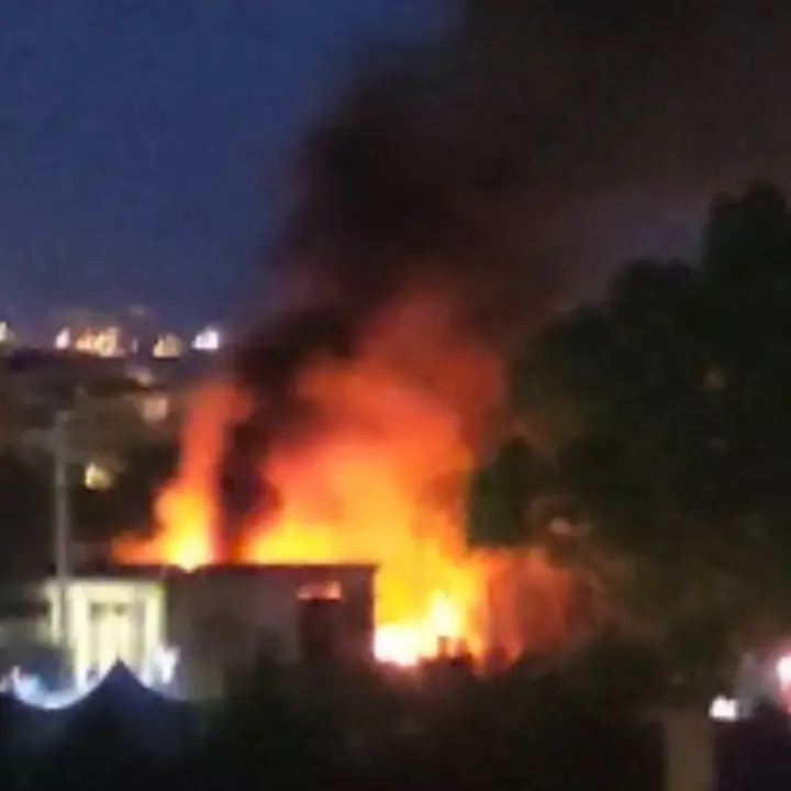 Cetraro, rifiuti in fiamme generano un'intensa nube nera (VIDEO)
