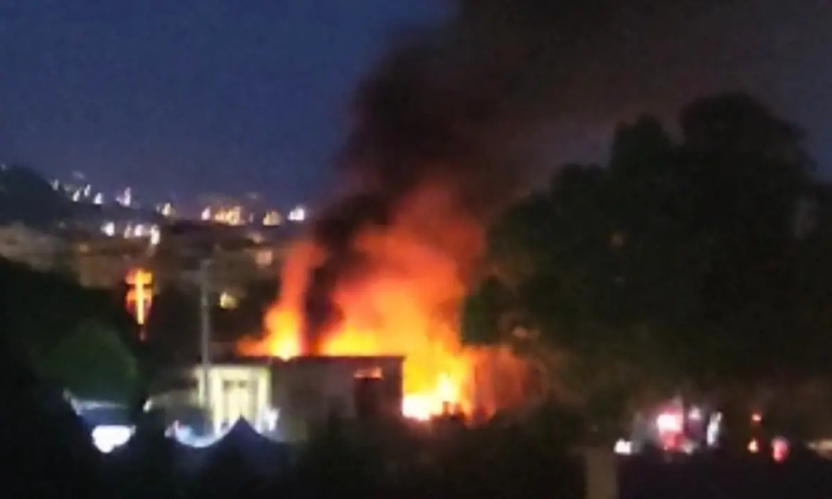Cetraro, rifiuti in fiamme generano un'intensa nube nera (VIDEO)