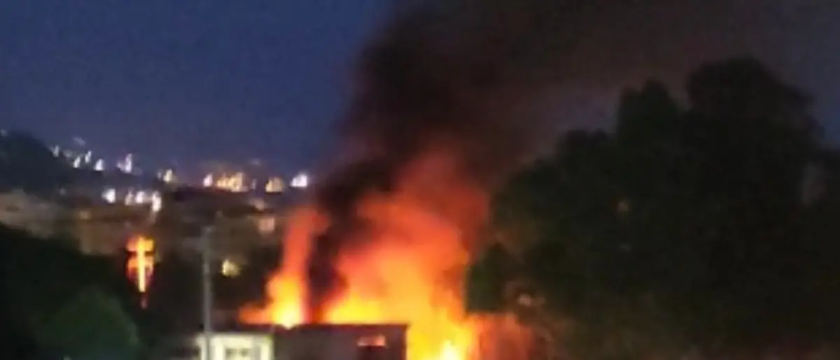 Cetraro, rifiuti in fiamme generano un'intensa nube nera (VIDEO)