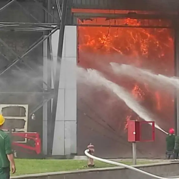 Roma, incendio all'ex discarica di Malagrotta. Si temono avvelenamenti da diossina