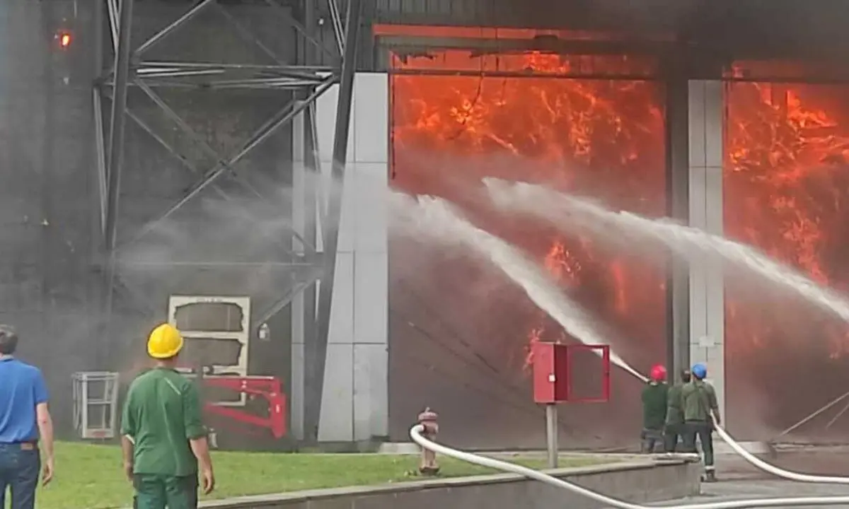 Roma, incendio all'ex discarica di Malagrotta. Si temono avvelenamenti da diossina