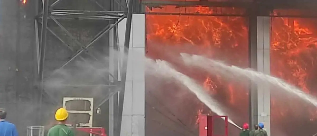 Roma, incendio all'ex discarica di Malagrotta. Si temono avvelenamenti da diossina