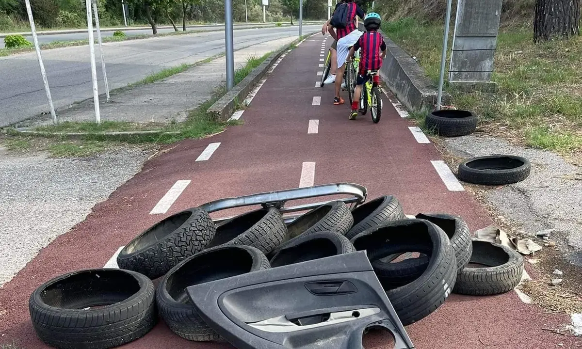 Cosenza, pneumatici e parti di auto abbandonati sulla pista ciclabile di viale Magna Grecia
