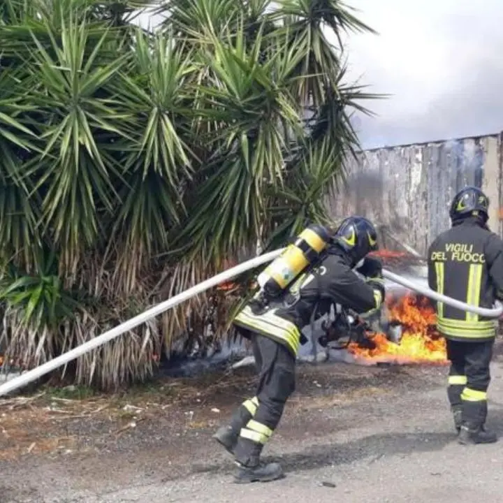 Maxi-incendio a Roma: 35 persone intossicate