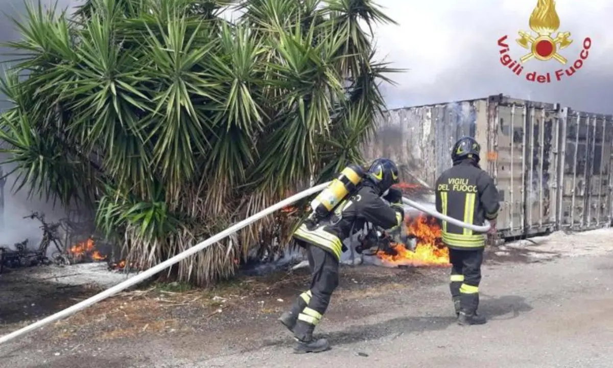 Maxi-incendio a Roma: 35 persone intossicate