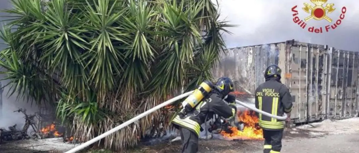 Maxi-incendio a Roma: 35 persone intossicate