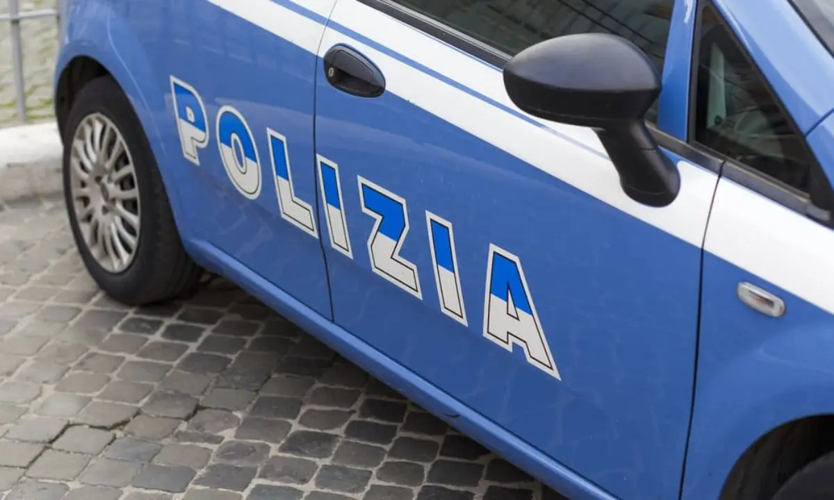 Napoli, clochard aggredisce un agente della polizia municipale: lui lo spara a una gamba