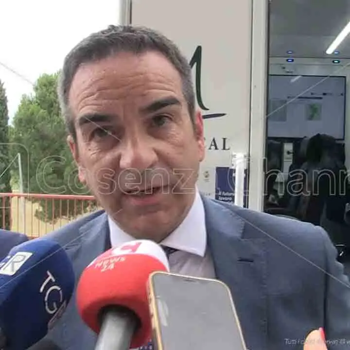 Gli Oss di Cosenza ad Occhiuto: «Perché non ci date la possibilità di lavorare ancora?»