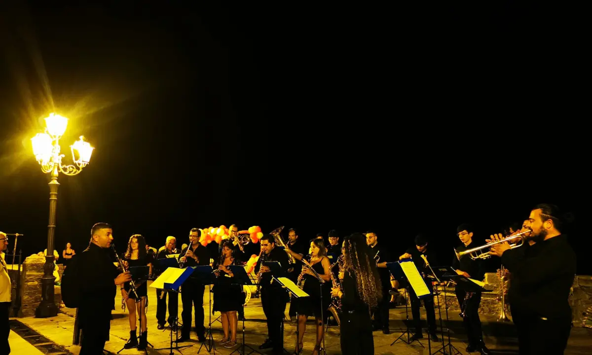 A Fiumefreddo Bruzio note e romanticismo nell'esibizione dell'Orchestra di Fiati Mediterranei di Amantea (VIDEO)