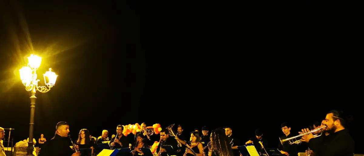 A Fiumefreddo Bruzio note e romanticismo nell'esibizione dell'Orchestra di Fiati Mediterranei di Amantea (VIDEO)