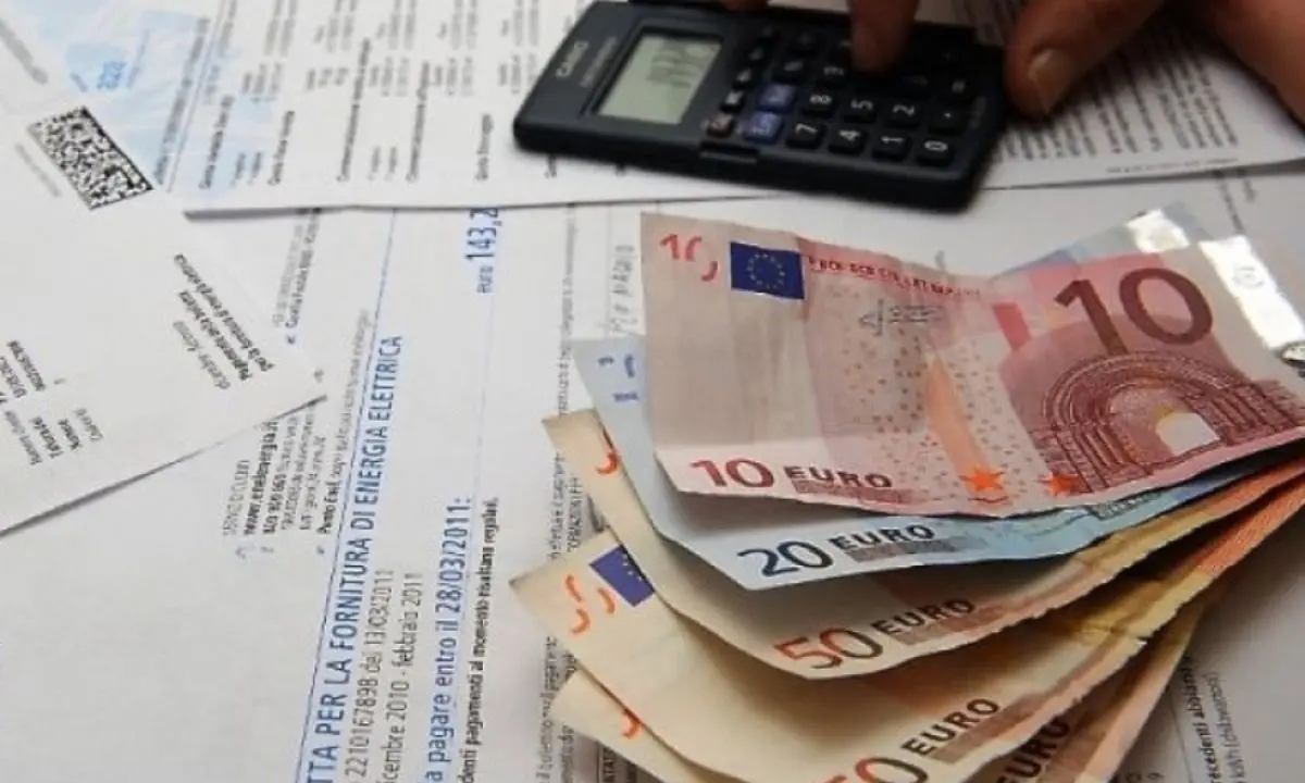 Caro bollette, resta alto l'allarme: +65% nel 2022