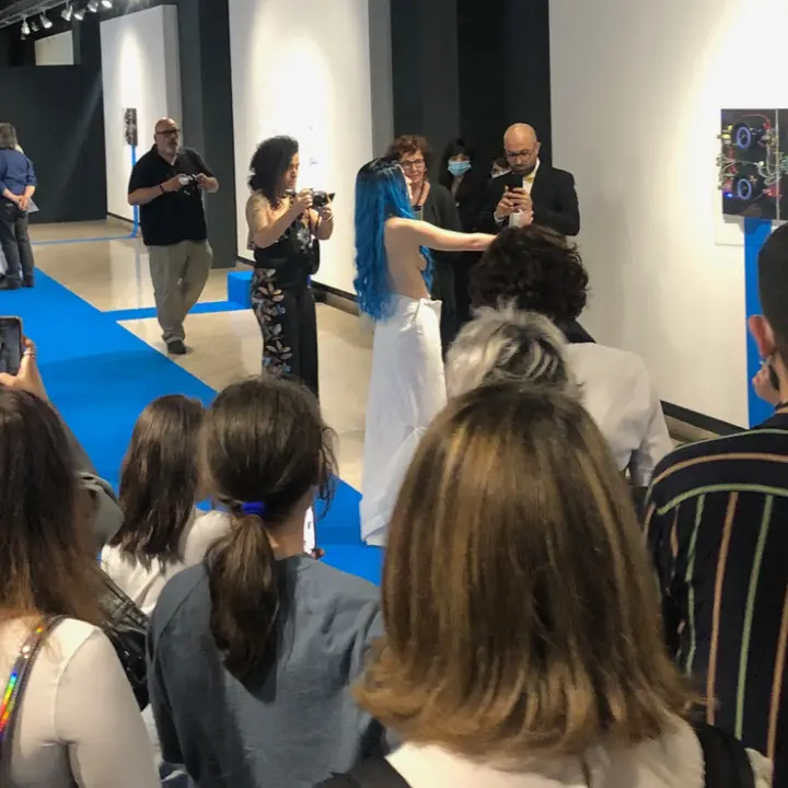 A Rende il finissage della mostra di Angelo Gallo \"Cyan Carpet\"