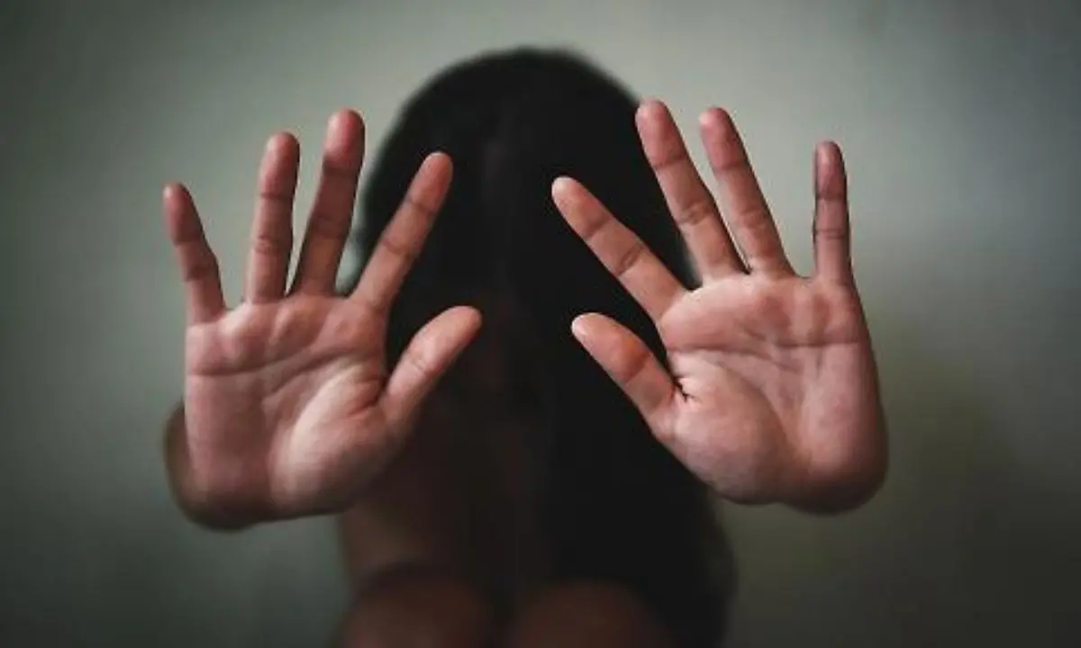 Tredicenne adescata sui social e stuprata da tre ventenni