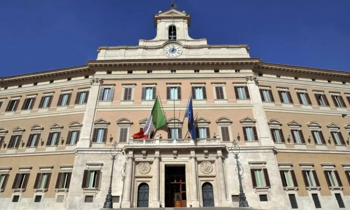 I ministri e i sottosegretari si aumentano lo stipendio: oltre 7mila euro in più al mese
