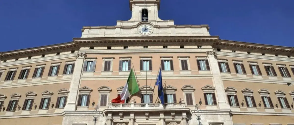 I ministri e i sottosegretari si aumentano lo stipendio: oltre 7mila euro in più al mese