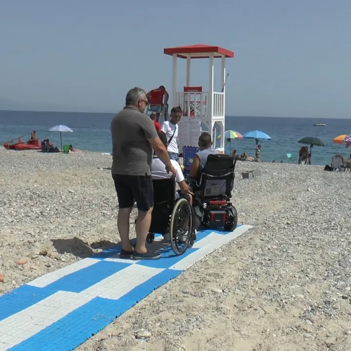 A Corigliano Rossano una spiaggia è off-limits per i disabili, scatta la protesta (VIDEO)
