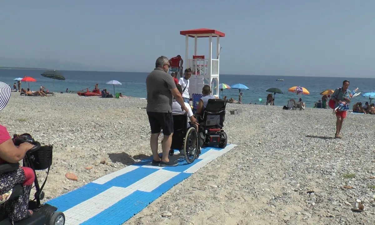 A Corigliano Rossano una spiaggia è off-limits per i disabili, scatta la protesta (VIDEO)