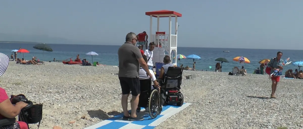 A Corigliano Rossano una spiaggia è off-limits per i disabili, scatta la protesta (VIDEO)