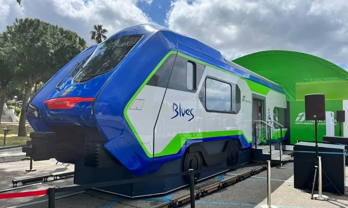 Presentato il treno Blues: dal 2023 percorrerà la tratta Jonica della Calabria