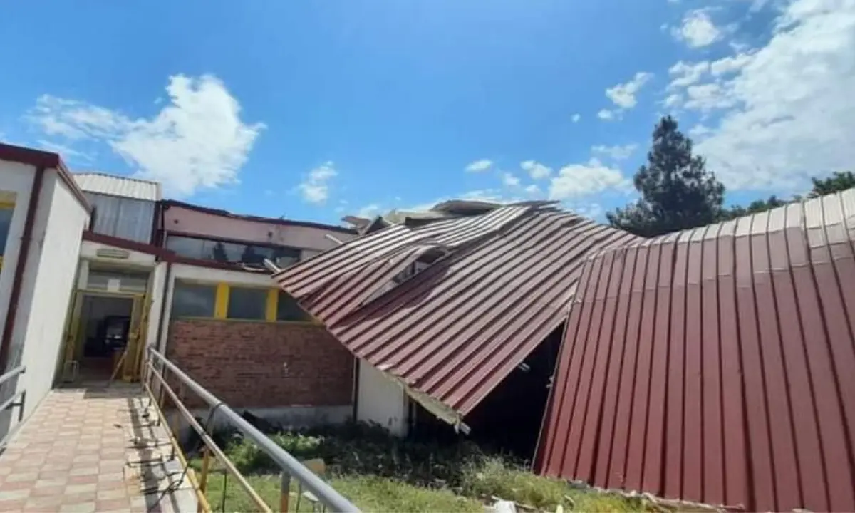 Temporale tra Cosenza e Rende, crolla il tetto di una scuola in contrada Saporito