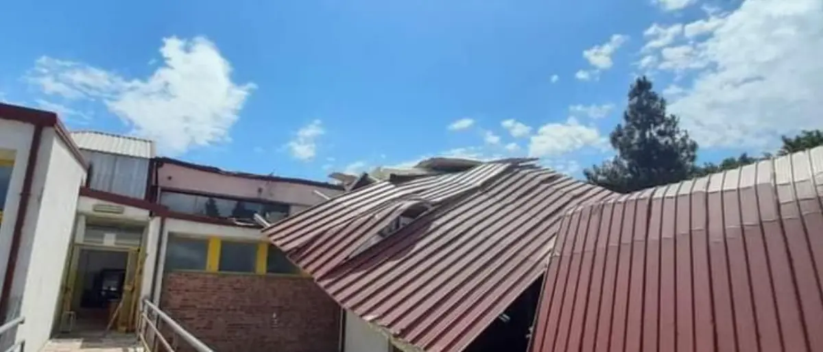 Temporale tra Cosenza e Rende, crolla il tetto di una scuola in contrada Saporito