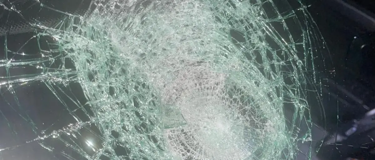 Auto impazzita semina il terrore a Corigliano Rossano: sassi contro macchine e navette