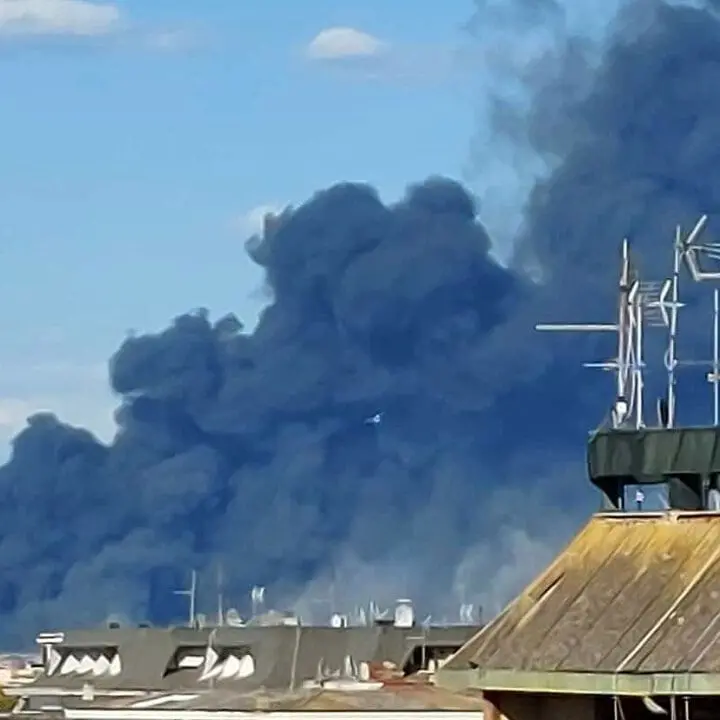 Incendio Centocelle, Ordine medici Roma: «Bomba ecologica»