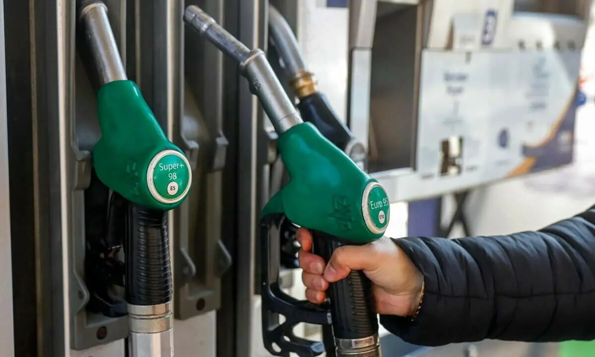 Buoni benzina per i lavoratori dipendenti: bonus fino a 200 euro
