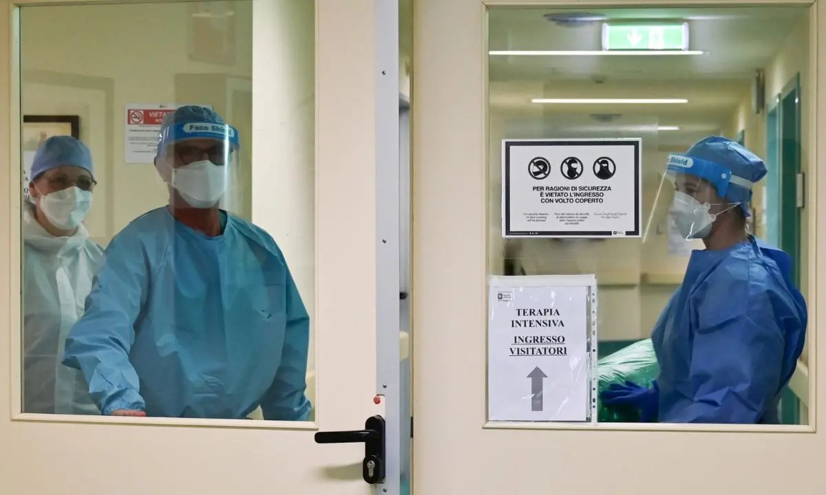 Covid, in Italia scende l'Rt ma sale l'incidenza: ecco i dati