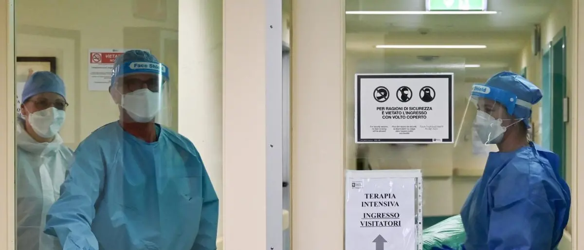 Covid, in Italia scende l'Rt ma sale l'incidenza: ecco i dati