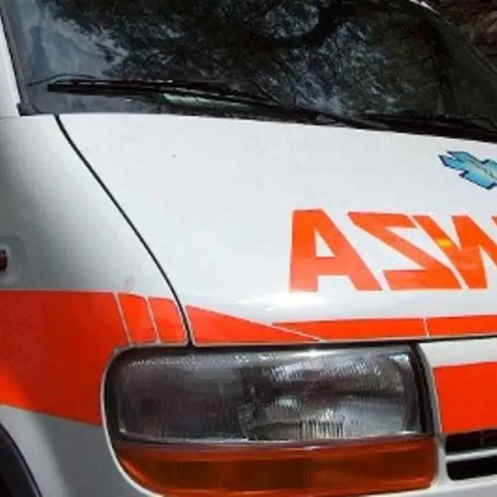Incidente stradale sulla 106 a Cassano: tre feriti e traffico bloccato. Interviene l'elisoccorso