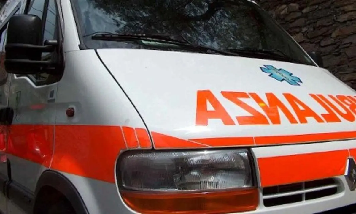 Incidente stradale sulla 106 a Cassano: tre feriti e traffico bloccato. Interviene l'elisoccorso