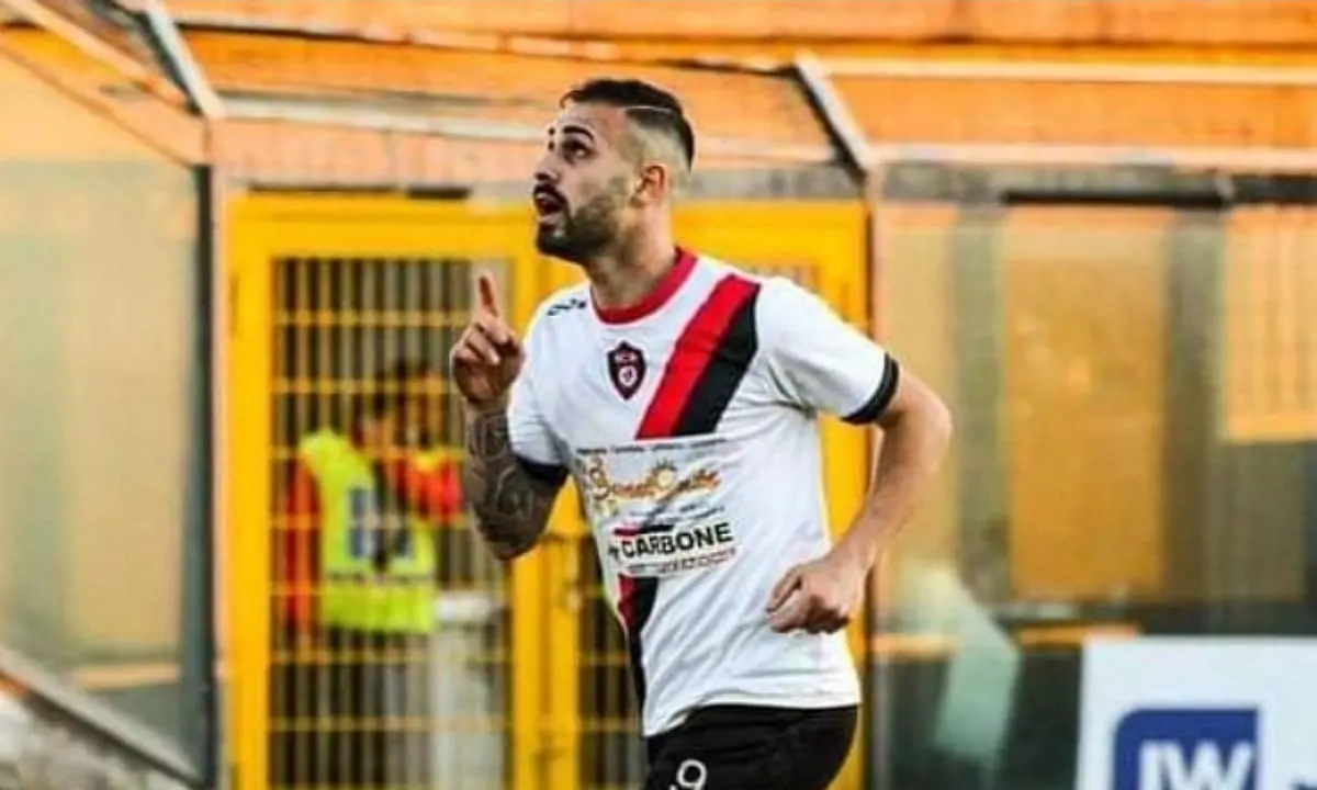 Ve Rende, i gol li porta Petrone. Preso l'attaccante dall'Acri